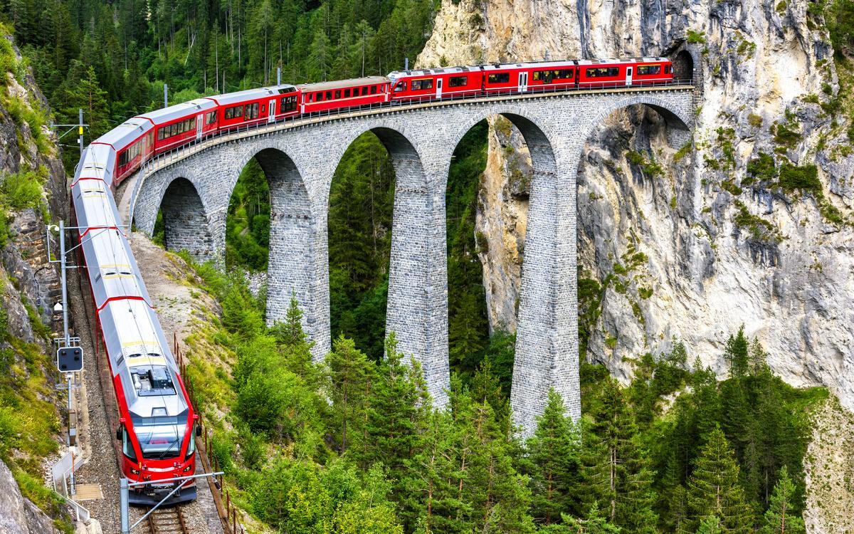 Bernina Express ile Alpler'in En Büyüleyici Tren Yolculuğu