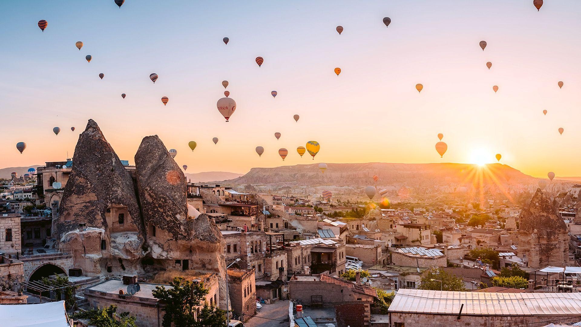 Kapadokya: Peri Bacaları, Balon Manzaraları ve Doğanın Şekillendirdiği Eşsiz Coğrafya
