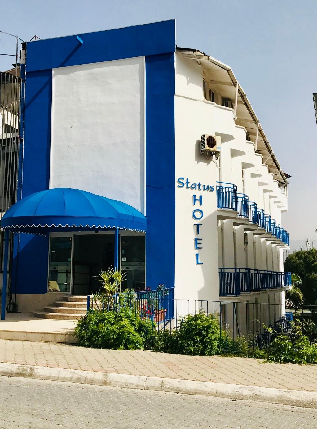 Status Hotel