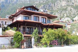 Moon House Apart