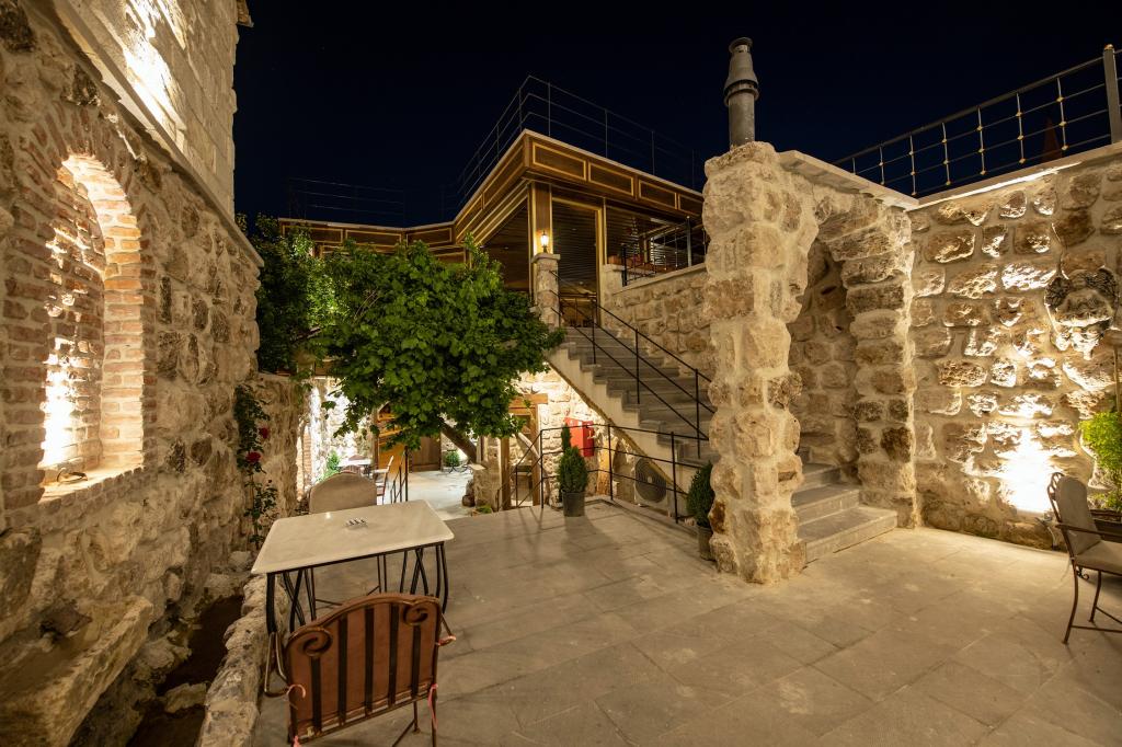 Foremanson Cave Hotel