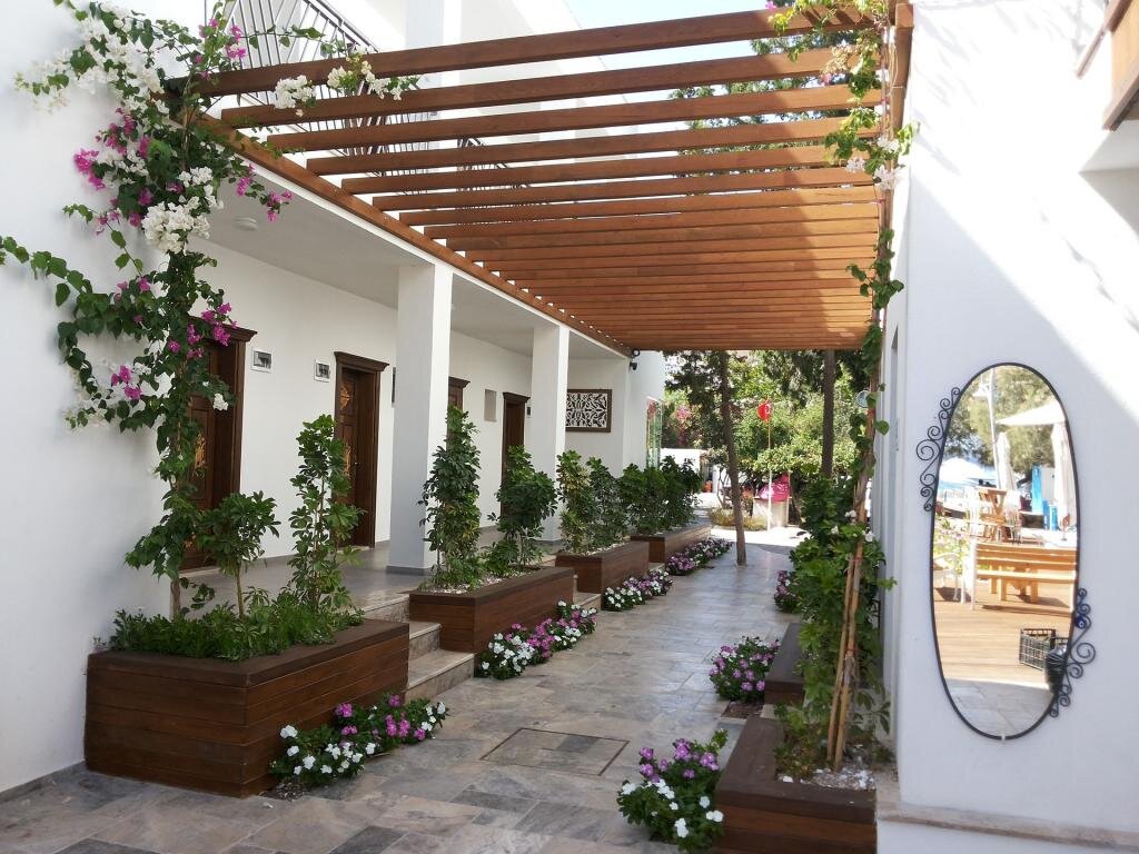 Megg's Beach Hotel
