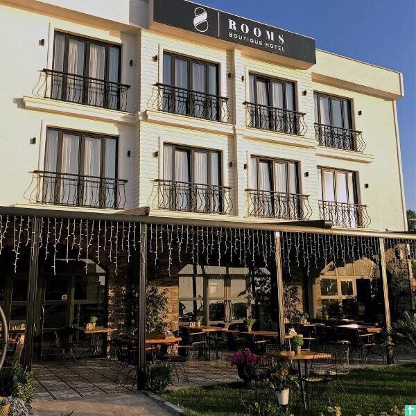 8 Rooms Hotel