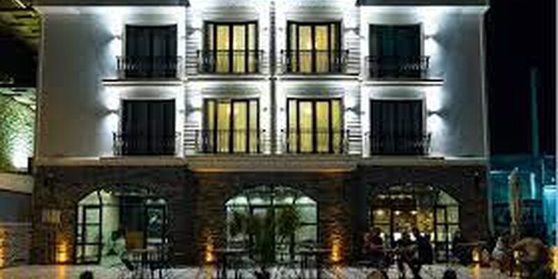 8 Rooms Hotel