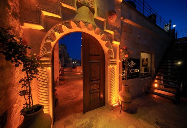 Serenus Cave Suites Otel