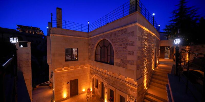Serenus Cave Suites Otel
