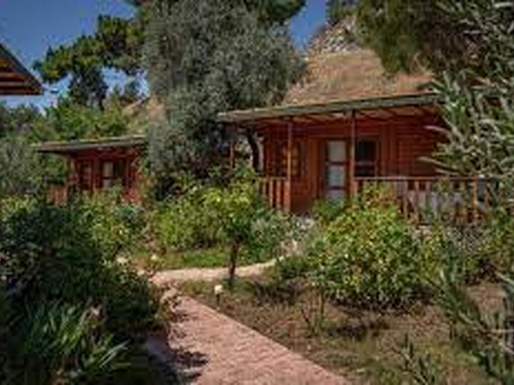 Felicity Hotel & Bungalows
