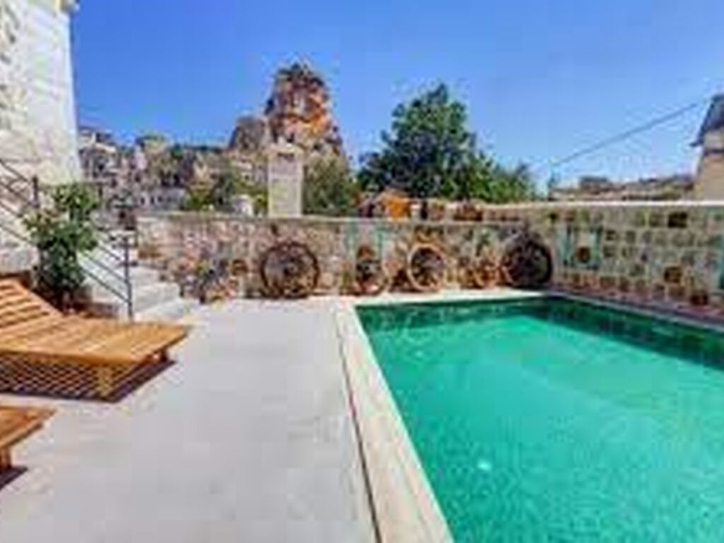 Capp Royal Cave Hotel