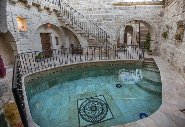 Capp Royal Cave Hotel