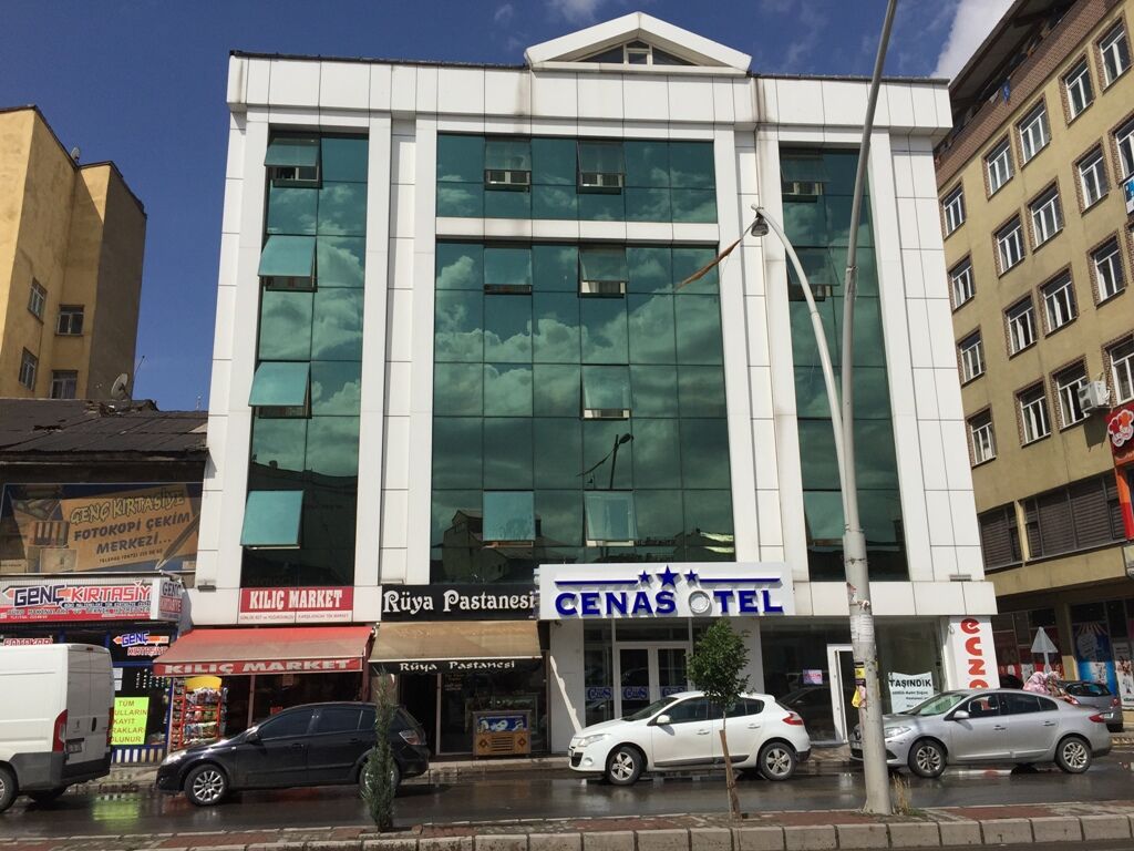 Cenas Otel