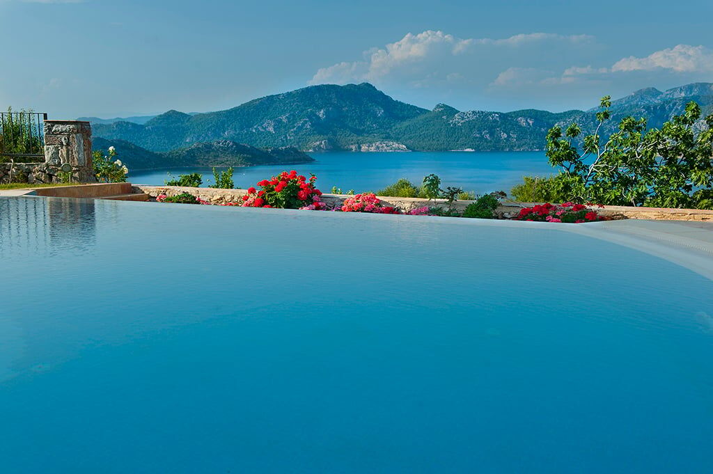 Swan Lake Otel
