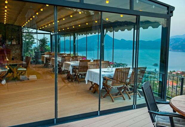 Swan Lake Otel