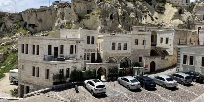 Doctor's Cave Suites