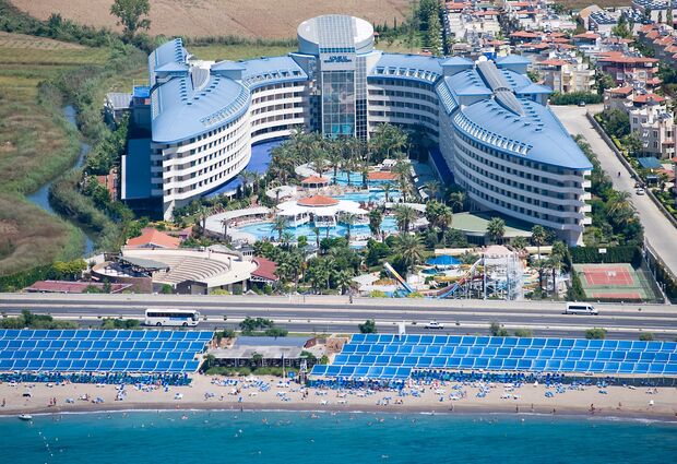 Crystal Admiral Resort Suites &Spa