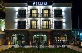 8 Rooms Hotel