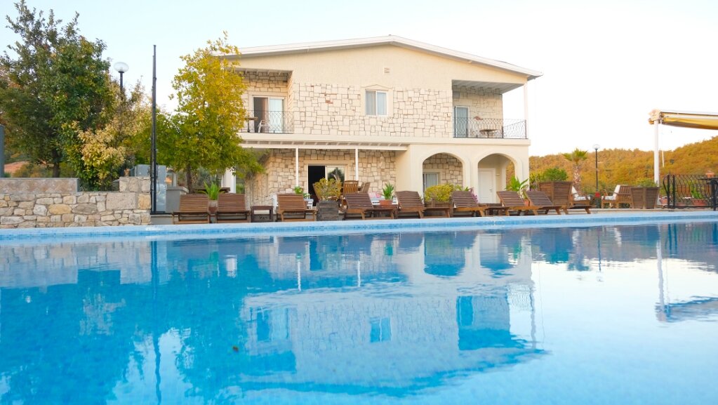 Otel Naturla Göl Evi