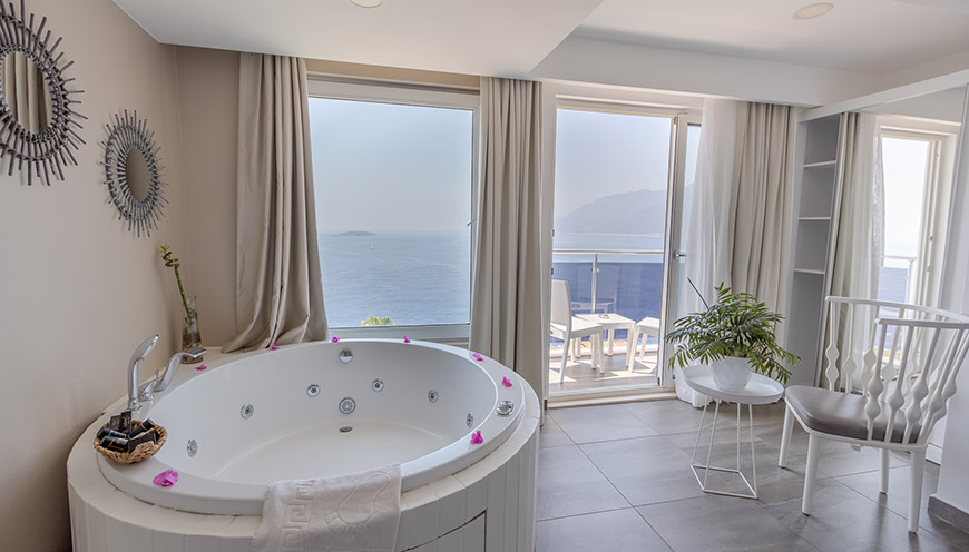 Geniş balkonlu jakuzi suiti